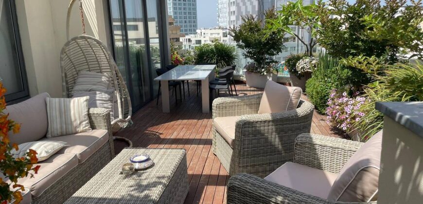 Welcome to this duplex penthouse in the heart of Tel Aviv (Shalom Aleichem Street)