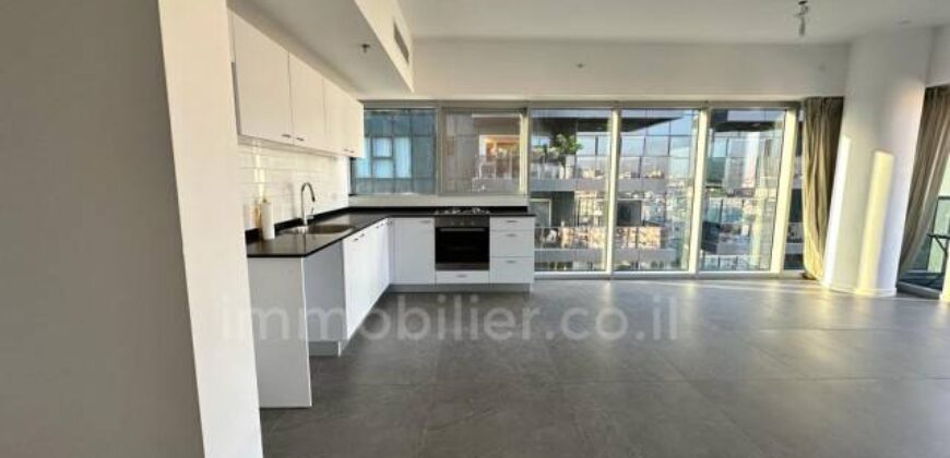 In the most sought-after tower on kompert Street, Tel Aviv