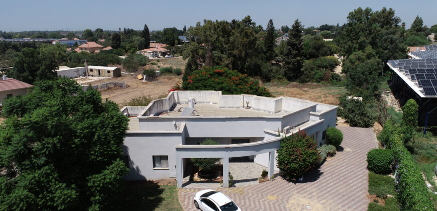 Meshek Ezer + a Villa in Moshav Beer Tuvia