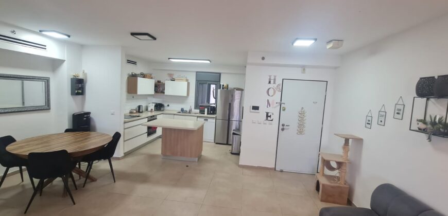 Five Room Apartment For Sale in Carmei Gat