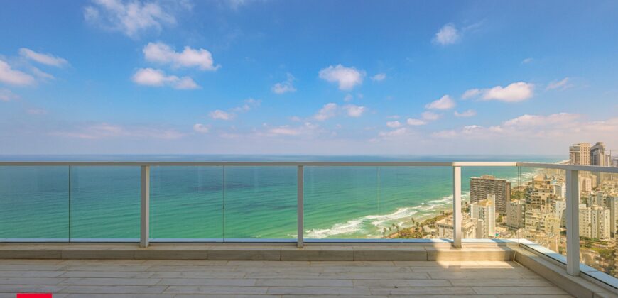 Luxurious penthouse in the center of Netanya