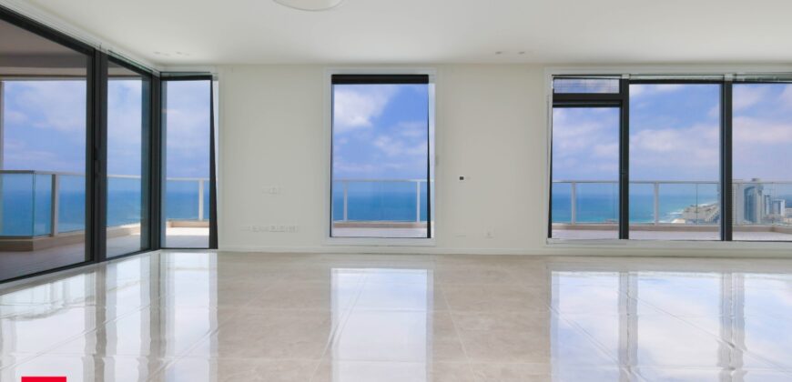 Luxurious penthouse in the center of Netanya