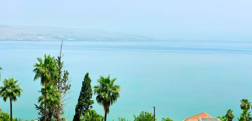 For sale in Tiberias on Shimon Dahan Street 🌊 A spacious apartment with a breathtaking view overlooking the Sea of ​​Galilee.