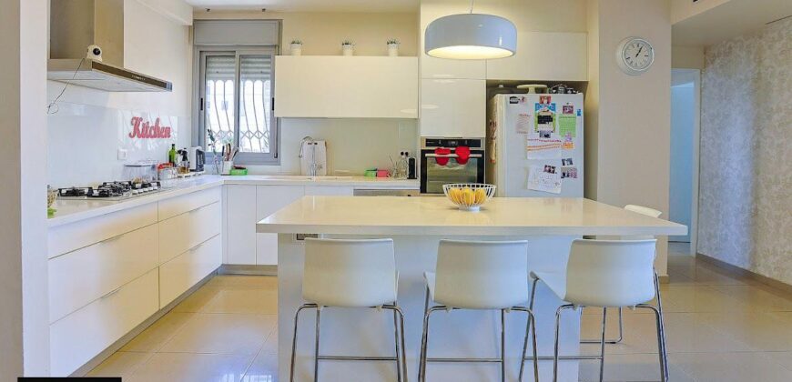 Petach Tikva, Hadar Ganim Beautiful Apartment for Sale