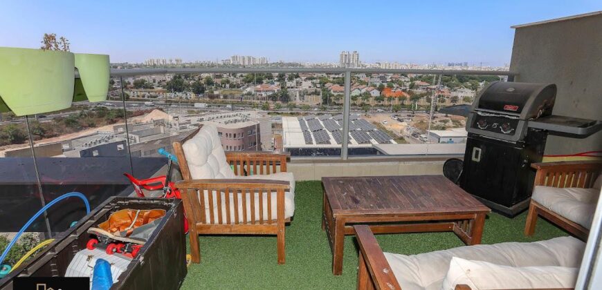 Petach Tikva, Hadar Ganim Beautiful Apartment for Sale