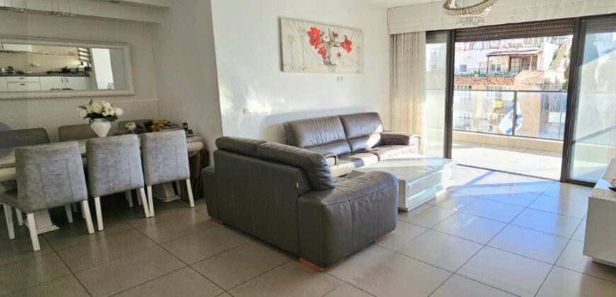 House in Hod Hasharon For Sale By Owner