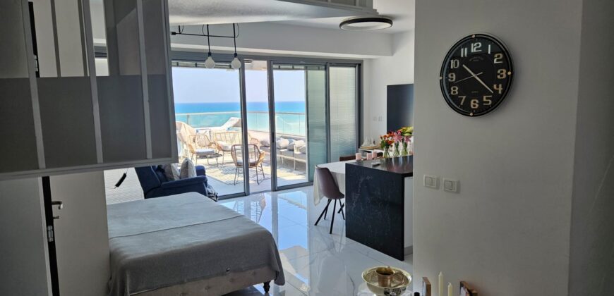 For sale – Luxury penthouse in Bat Galim, Haifa! 🌊 Luxurious penthouse on the first line to the sea – a unique living experience! 🌊