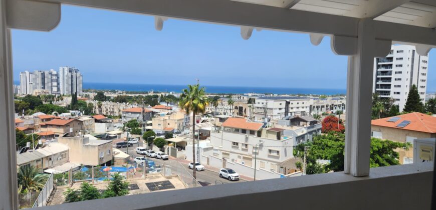 **Fantastic duplex garden apartment – ​​sea view and perfect privacy!**