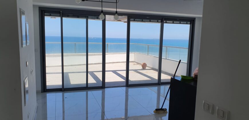 For sale – Luxury penthouse in Bat Galim, Haifa! 🌊 Luxurious penthouse on the first line to the sea – a unique living experience! 🌊