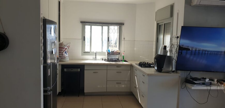 **🔥 Rare opportunity in Tirat Carmel – 4-room apartment at an attractive price! 🔥**