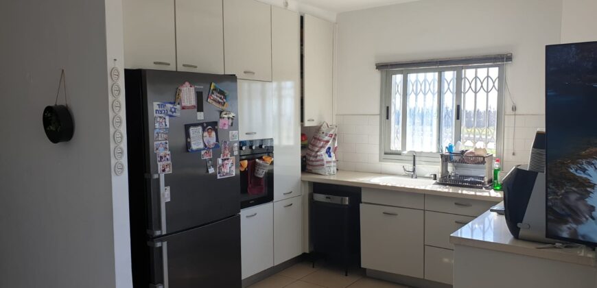 **🔥 Rare opportunity in Tirat Carmel – 4-room apartment at an attractive price! 🔥**