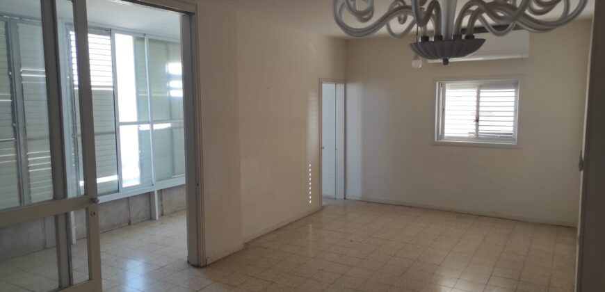 ** CENTRAL LOCATION SPACIOUS APARTMENT FOR RENT BY OWNER. NO AGENT FEE!