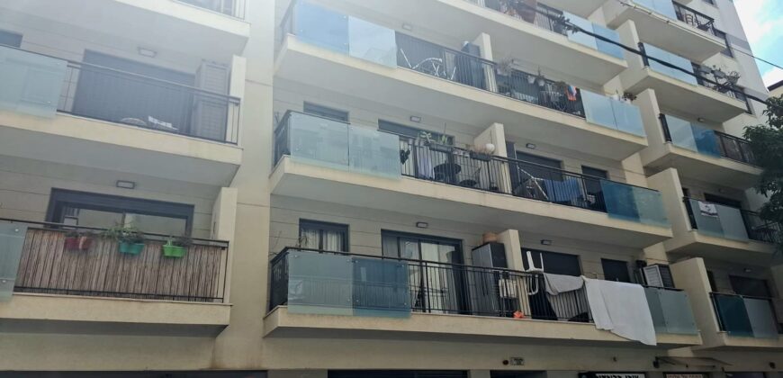 Live the Florentine Life – Bright 2BR with Balcony, Parking