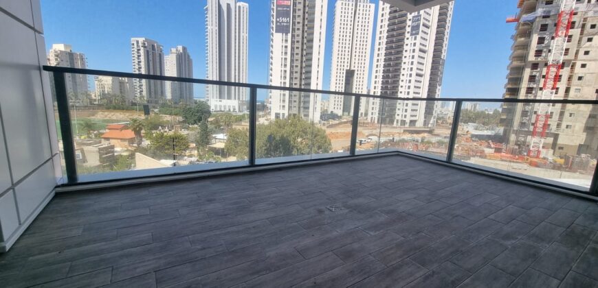 Beautiful Netanya Apartment in Park HaYam Overlooking the Sea