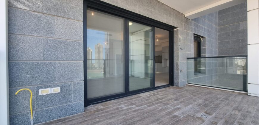 Beautiful Netanya Apartment in Park HaYam Overlooking the Sea