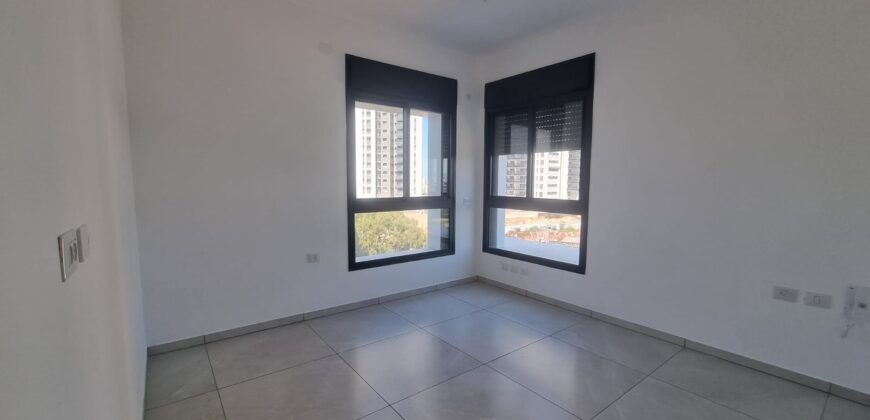 Beautiful Netanya Apartment in Park HaYam Overlooking the Sea