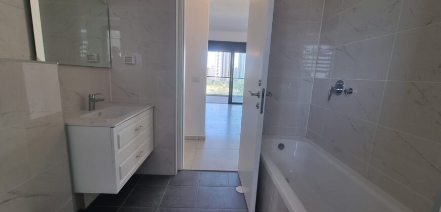Beautiful Netanya Apartment in Park HaYam Overlooking the Sea