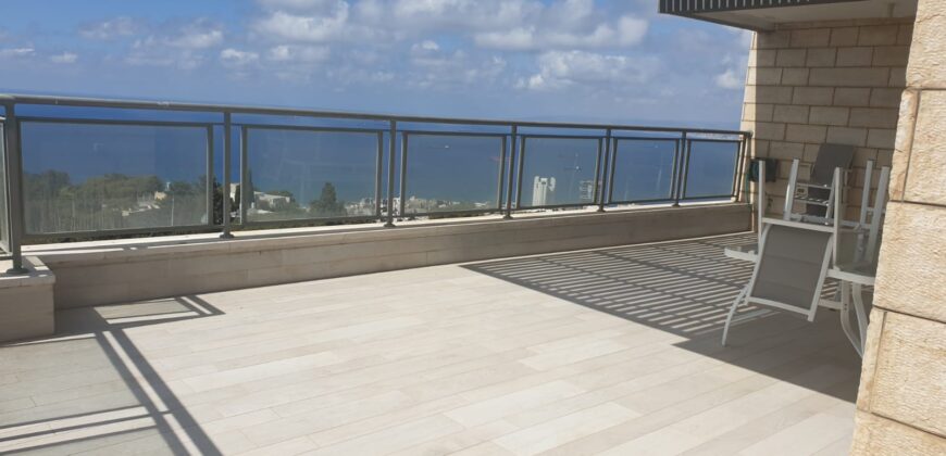 For sale! No brokerage fees! A rare luxury penthouse in a perfect location with a breathtaking view!