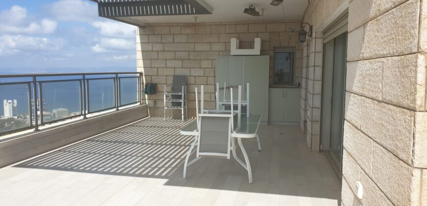 For sale! No brokerage fees! A rare luxury penthouse in a perfect location with a breathtaking view!