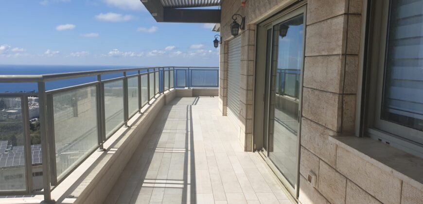 For sale! No brokerage fees! A rare luxury penthouse in a perfect location with a breathtaking view!