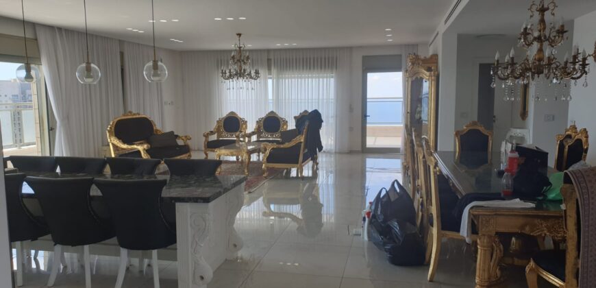 For sale! No brokerage fees! A rare luxury penthouse in a perfect location with a breathtaking view!
