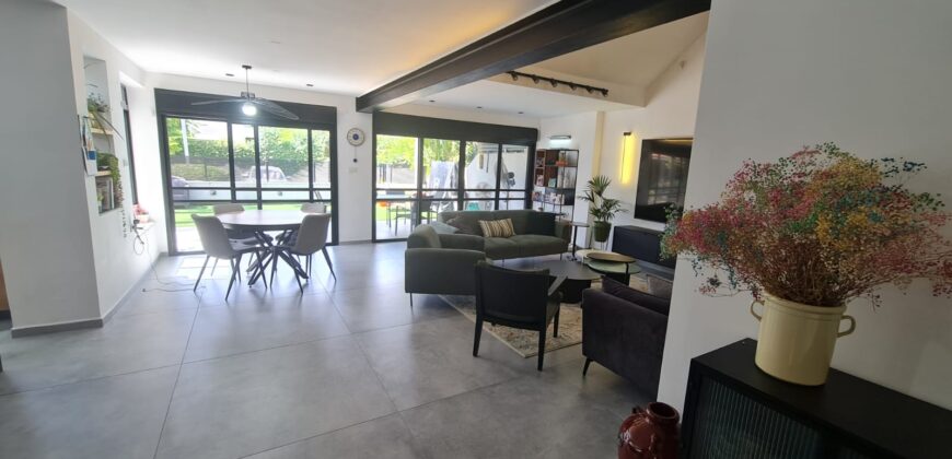 Semi-detached home in Reut For Sale