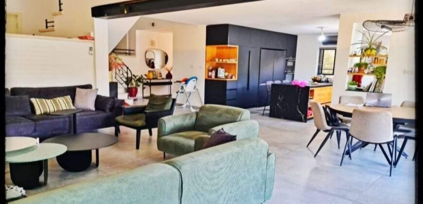 Semi-detached home in Reut For Sale
