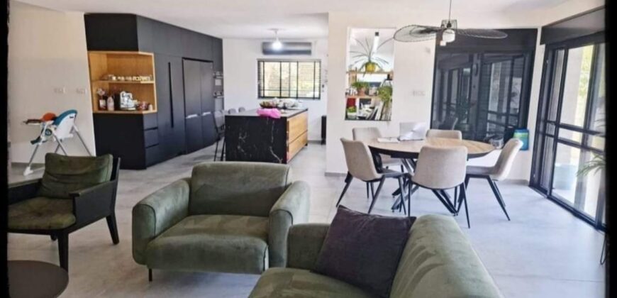 Semi-detached home in Reut For Sale