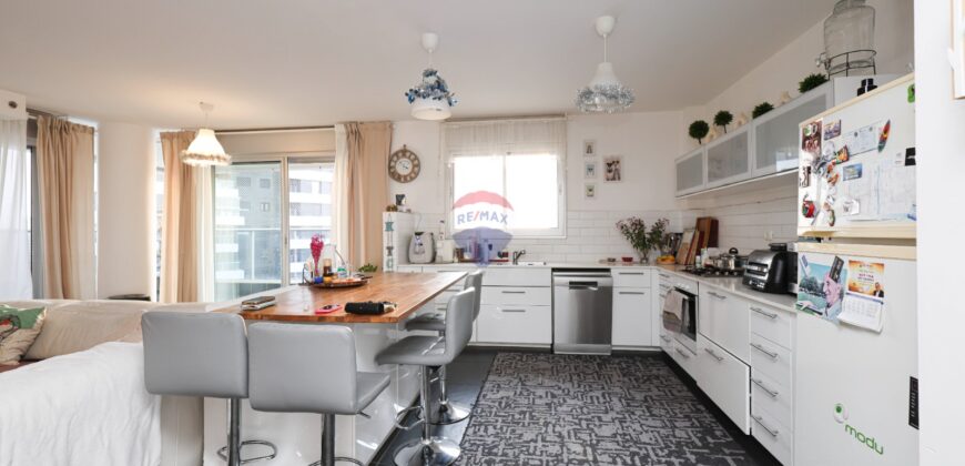 Luxury 5-Room Apartment Moments from the Sea – Live the Coastal Dream