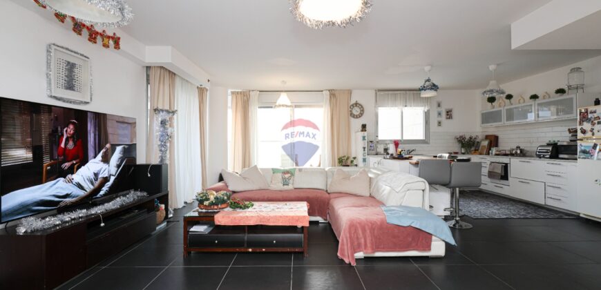 Luxury 5-Room Apartment Moments from the Sea – Live the Coastal Dream