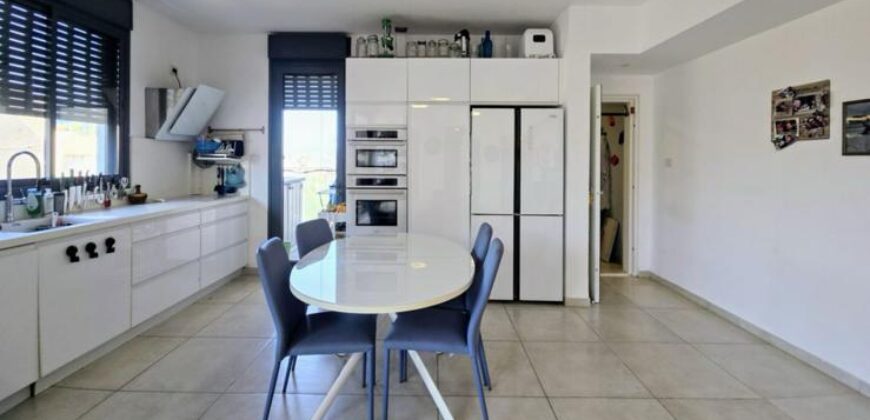 Apartment For Sale in Ra’anana