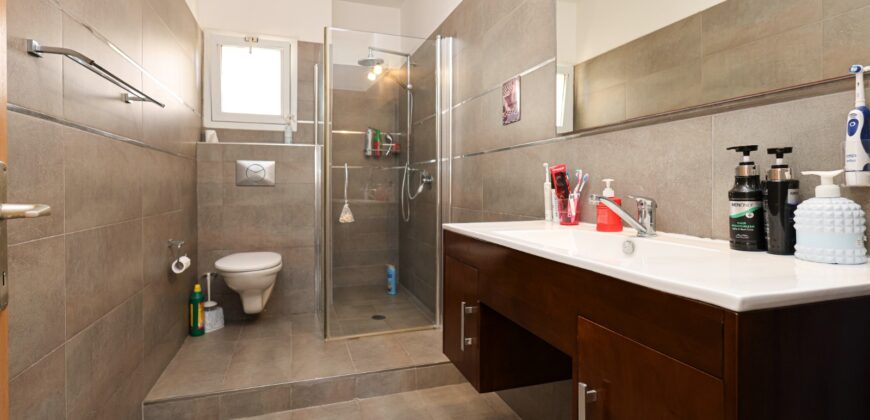5-Room Quality Apartment in Ramat Poleg
