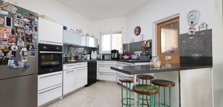 5-Room Quality Apartment in Ramat Poleg