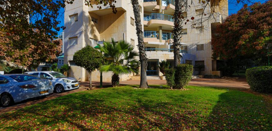 5-Room Quality Apartment in Ramat Poleg