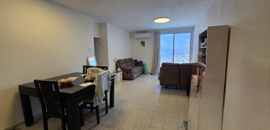 Spacious 4.5-room apartment with a secure room (Mamad), master suite, and scenic balcony