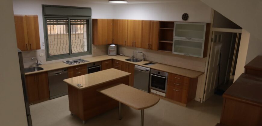 Private House for Rent in Ramat Shlomo