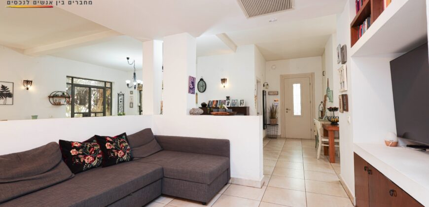 Rustic, Spacious, Prestigious – Right in the Heart of North Netanya!