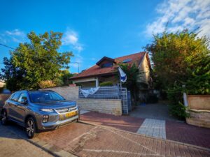 Fantastic Opportunity – Large Private House for Sale in Kfar Saba – No Brokerage Fees!