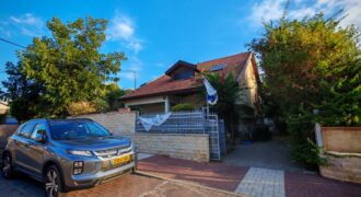 Fantastic Opportunity – Large Private House for Sale in Kfar Saba – No Brokerage Fees!
