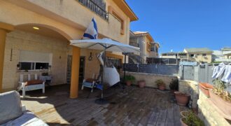 Hupert Tzfat, Accessible, single-level, 5-room garden apartment! Includes a secure room (MAMAD) and a master bedroom suite