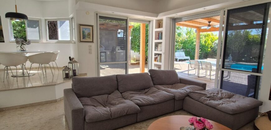 A charming Semi-Detached Home in Caesarea, IL A charming Semi-Detached Home in Caesarea, IL