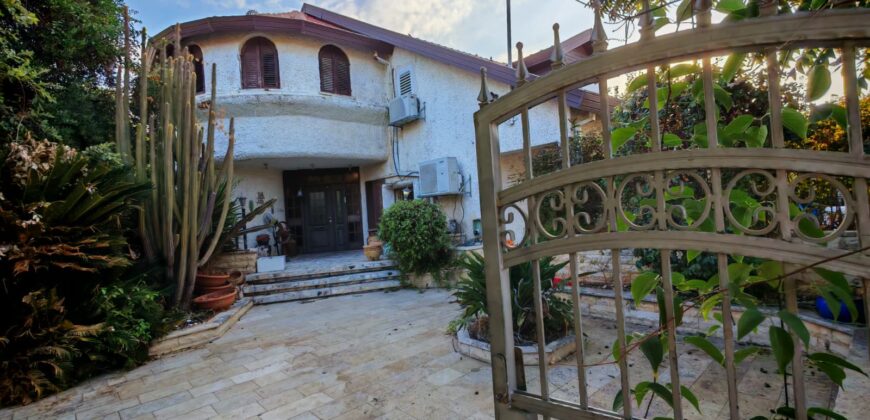 Fantastic Opportunity – Large Private House for Sale in Kfar Saba – No Brokerage Fees!