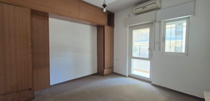 Spacious and Bright 4-Room Apartment in Old Arnona Spacious and Bright 4-Room Apartment in Old Arnona