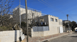 spacious and beautifully maintained villa in Kiryat Arba