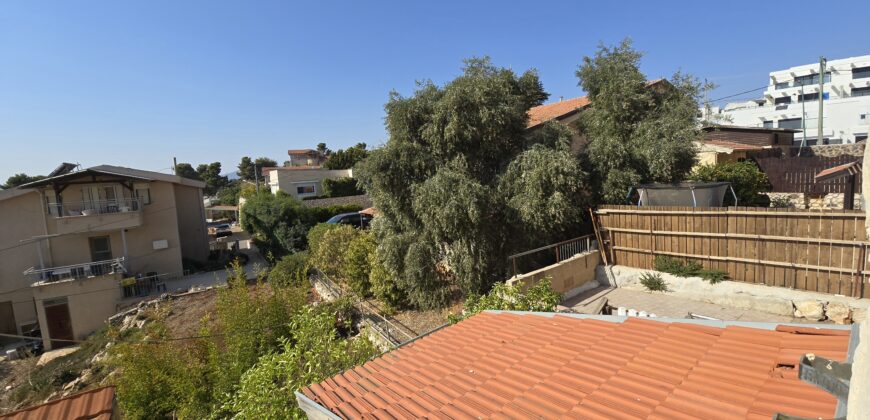 בית דו משפחתי 5 חד’ כולל ממד + יחידה עם גינה!