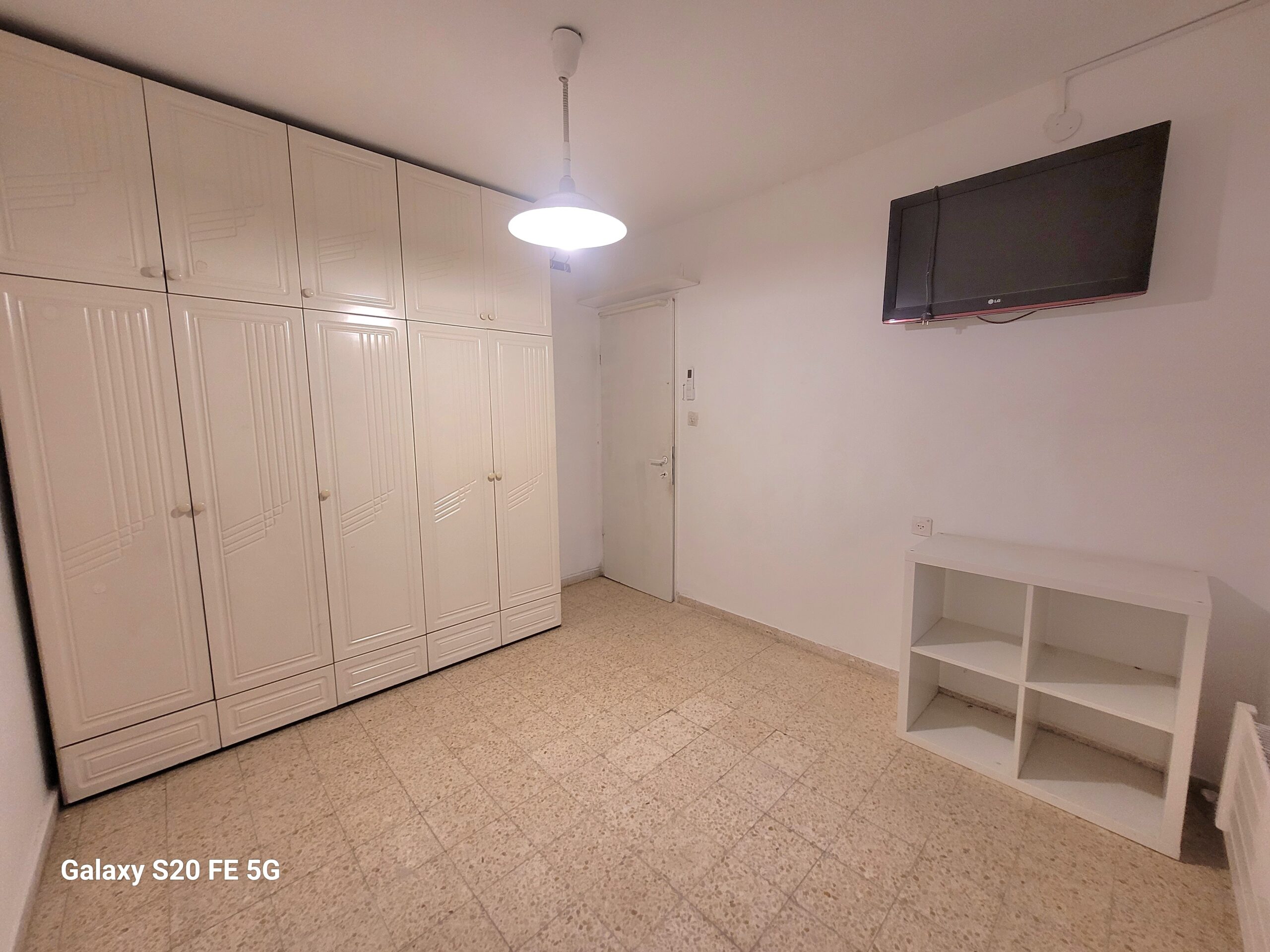 Amazing Investment Opportunity! 4 Rooms, Porch, Storage Room, Immediate!