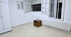 Amazing Investment Opportunity! 4 Rooms, Porch, Storage Room, Immediate!