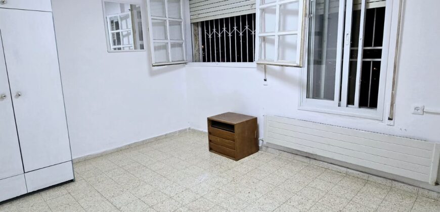 Amazing Investment Opportunity! 4 Rooms, Porch, Storage Room, Immediate!