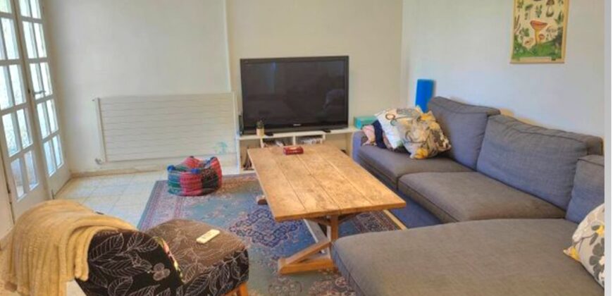 Amazing Investment Opportunity! 4 Rooms, Porch, Storage Room, Immediate!