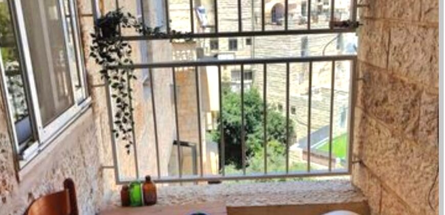 Amazing Investment Opportunity! 4 Rooms, Porch, Storage Room, Immediate!